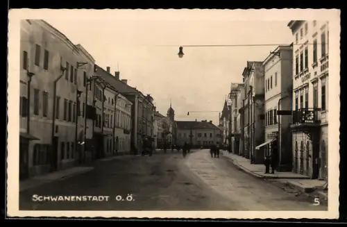 AK Schwanenstadt /O. Ö., Gasthof zum Hirsch mit Strassenpartie