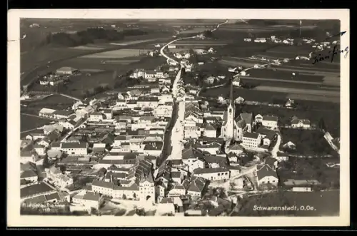 AK Schwanenstadt /Ob. Öst., Luftaufnahme des Ortszentrums mit Kirche