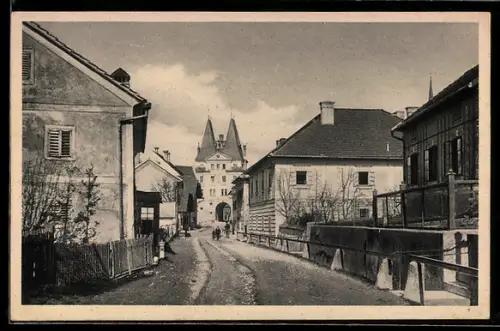 AK Schwanenstadt, Salzburger Strasse mit Stadttor