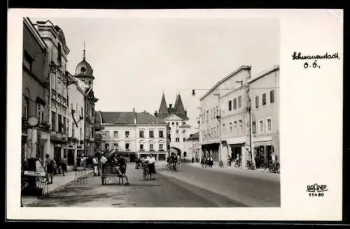 AK Schwanenstadt /O.Ö., Marktplatz mit Tanksäule und Café