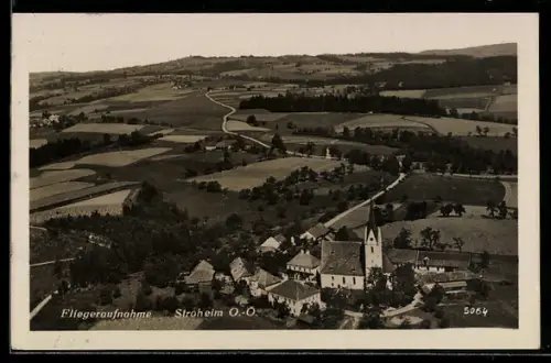 AK Stroheim /O.-Ö., Fliegeraufnahme mit Kirche und Ort
