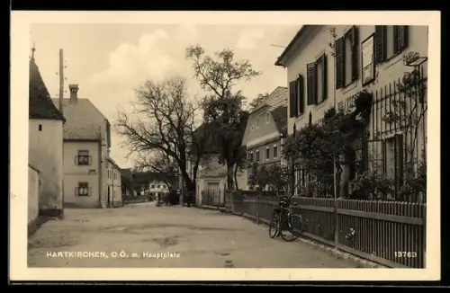 AK Hartkirchen /O. Ö., Hauptplatz mit Volksschule