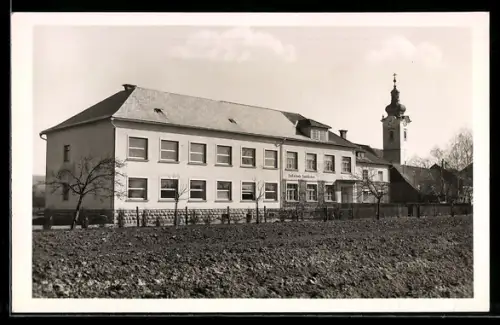 Foto-AK Hartkirchen, Volksschule mit Kirchturm
