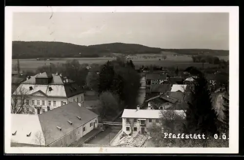 AK Pfaffstätt /O. Ö., Panorama mit Ort und Bach