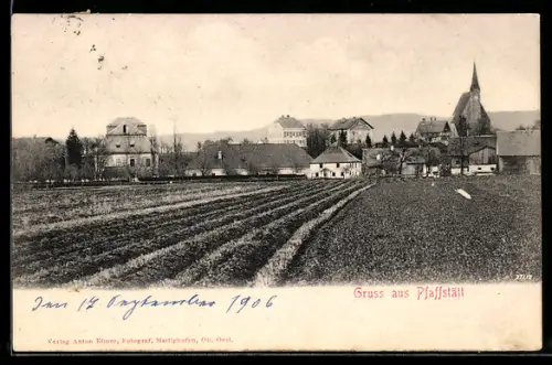 AK Pfaffstätt, Panorama mit Feldern, Dorf und Kirche