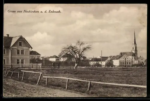 AK Neukirchen a. d. Enknach, Ortsansicht mit Kirche und Häusern