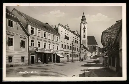 AK Eferding /Oberdonau, Uhrmacher Gustav Stadelmann, Strasse mit Kirche