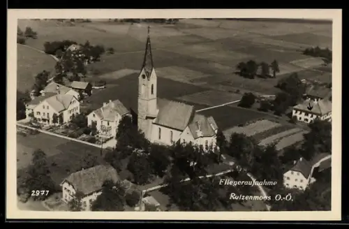 AK Regau /O. Ö., Rutzenmoos, Fliegeraufnahme mit Kirche