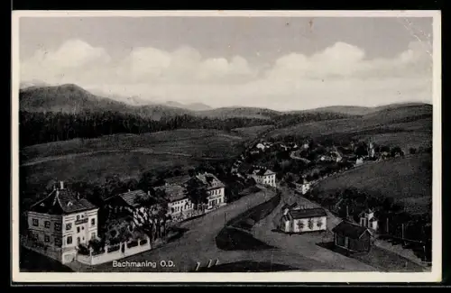 AK Bachmanning /O. D., Panorama mit Dorf und Kirche