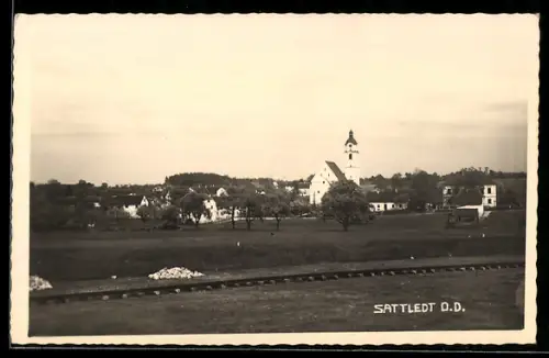 Foto-AK Sattledt, Panorama mit Kirche