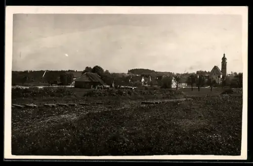 Foto-AK Sattledt, Panorama mit Kirche und Gehöften