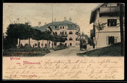 AK Villach, Mittewald, Strasse mit mehrgeschossigem Haus, Baumreihe und Pferdekutsche