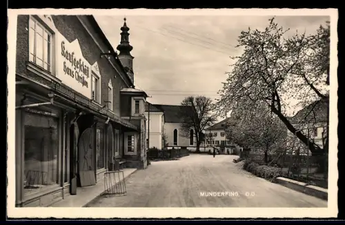AK Munderfing /O.Ö., Strasse mit Kaufgeschäft und Kirche