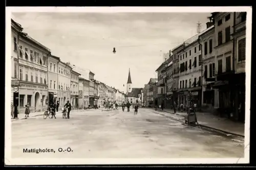 AK Mattighofen /O.-Ö., Strassenansicht mit Kirche