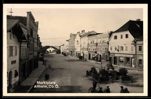 AK Altheim /Ob. Ö., Marktplatz mit Brunnen und Geschäftszeilen