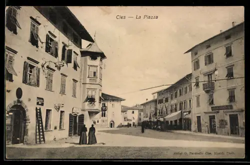 AK Cles, La Piazza con Grand Hotel e passanti