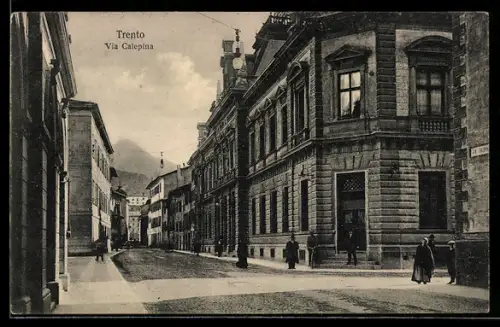 AK Trento, Via Calepina con edifici storici e passanti