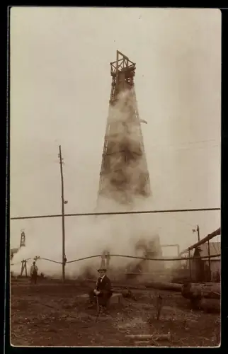 Foto-AK Campina, Erdölförderung, Blick auf einen Ölbohrturm