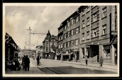 AK Oderberg /O.S., Strassenpartie mit Grand-Hotel und Café