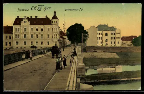 AK Budweis, Partie in der Reichsstrasse mit Passanten