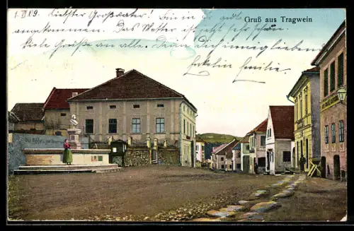 AK Tragwein, Strassenpartie mit Denkmal und Geschäften