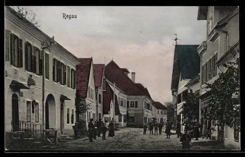 AK Regau, Gasthaus, Strassenpartie mit Passanten