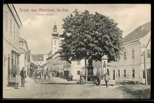 AK Münzbach /Ob.-Oest., Strassenpartie Innerer Markt mit Kirche