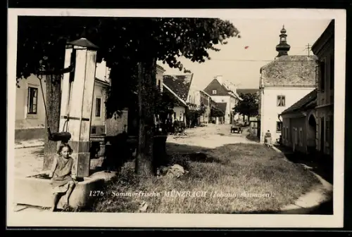 AK Münzbach, Partie am Johannesbrunnen mit Kirchturm