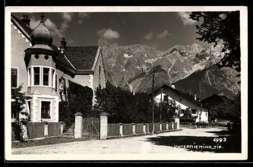 AK Mieming /Tirol, Untermieming, Strassenpartie mit Bergen