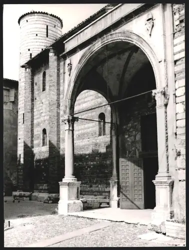 Fotografie Dr. Grebert, Ansicht Verona - Venetien / Italien, Kirche San Lorenzo, Vorbau aus dem 15. Jahrhundert