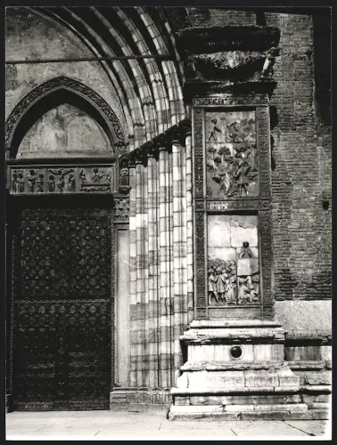 Fotografie Dr. Grebert, Ansicht Verona - Venetien / Italien, Sant' Anastasia, rechte Portalseite, Skulpturen im Türsturz