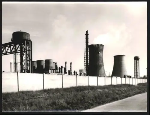 Fotografie Dr. Grebert, Ansicht Ravenna - Emilia-Romagna / Italien, Industriegelände mit Kühltürmen eines Kraftwerkes