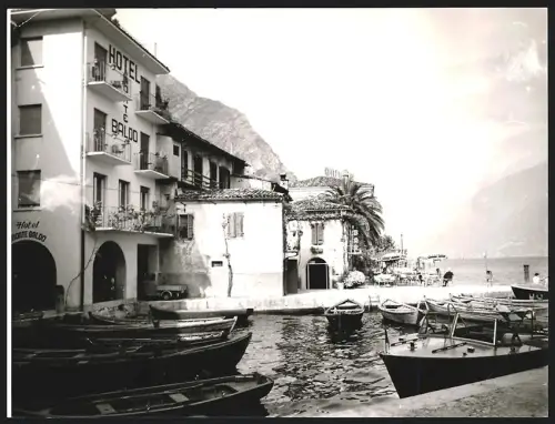 Fotografie unbekannter Fotograf, Ansicht Limone sul Garda, Hotel Monte Baldo & Bar am Ufer