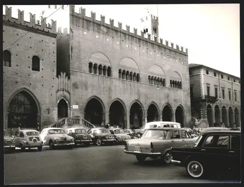 Fotografie Dr. Grebert, Ansicht Rimini - Emilia-Romagna / Italien, Palazzo dell' Arengo, Auto Alfa Romeo