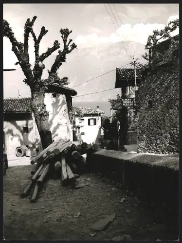 Fotografie Dr. Grebert, Ansicht Limone sul Garda, Hinterhof Partie mit Strassenansicht