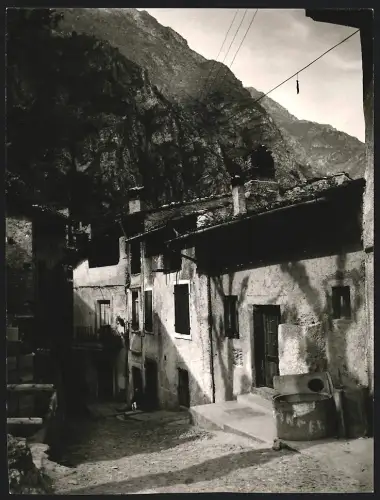 Fotografie Dr. Grebert, Ansicht Limone sul Garda, Blick entlang einer Gasse im Ort