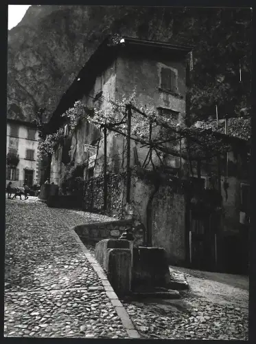 Fotografie Dr. Grebert, Ansicht Limone sul Garda, Strassenansicht mit Friseur-Salon