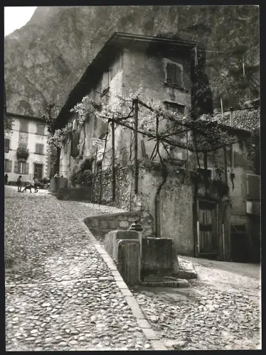 Fotografie Dr. Grebert, Ansicht Limone sul Garda, Geschäftshaus mit Pediküre & Friseur-Salon