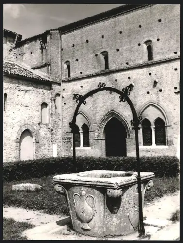 Fotografie Dr. Grebert, Ansicht Codigoro - Emilia-Romagna / Italien, Hof der Abtei Pomoposa