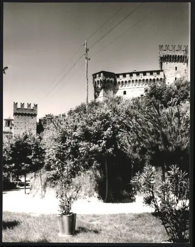 Fotografie Dr. Grebert, Ansicht Gradara / Italien, Weg vor der Hauptburg