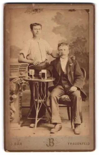 Fotografie J. Bar, Frauenfeld, Vater und Sohn mit Schwarzbier im Atelier