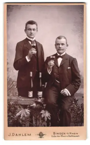 Fotografie J. Dahlem, Bingen a. Rh., Vater und Sohn verkosten Rotwein im Atelier