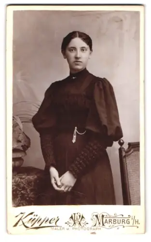Fotografie Küpper, Marburg, Frau in elegantem Kleid