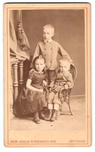 Fotografie Gebr. Noelle, Göttingen, Kurze Strasse 5, Drei Kinder in feiner Kleidung