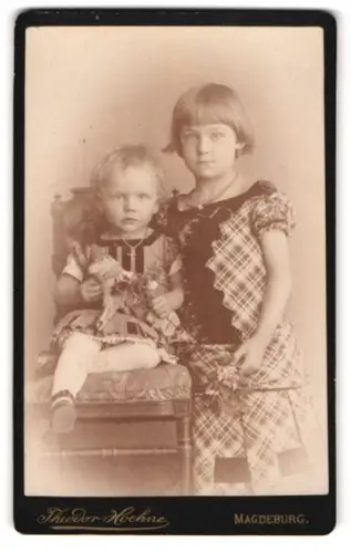 Fotografie Theodor Hoehne, Magdeburg, Breite Weg 165, Zwei Kinder in karierten Kleidern