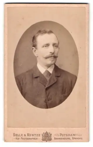 Fotografie Selle & Kuntze, Potsdam, Schwertfegerstr. 14, Portrait eines eleganten Herrn