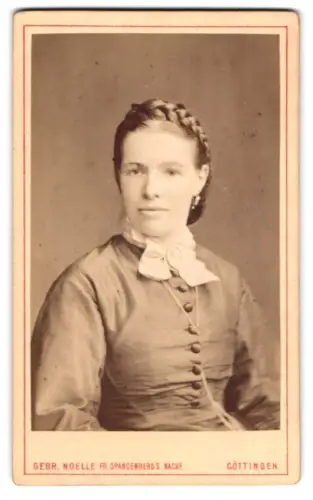 Fotografie Gebr. Noelle, Göttingen, Kurze Strasse 5, Porträt einer Dame