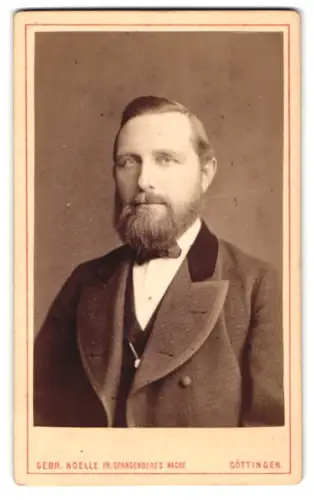 Fotografie Gebr. Noelle, Göttingen, Kurze Strasse 5, Porträt eines eleganten Herren