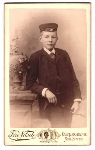 Fotografie Ferd. Nitsch, Osterode am Harz, Neue-Strasse, Junge mit Schuluniform