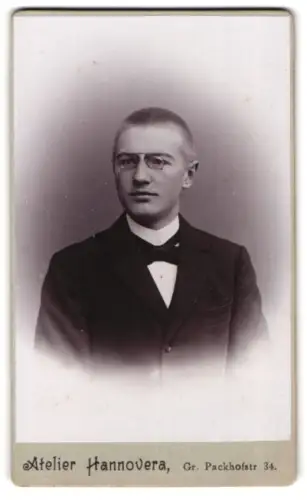 Fotografie Atelier Hannovera, Hannover, Gr. Packhofstr. 34, Porträt eines eleganten Herrn